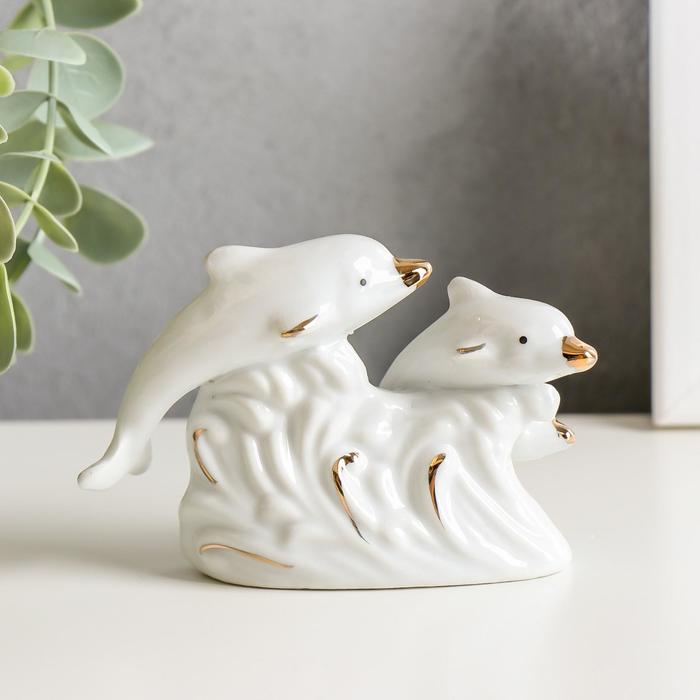 Сувенир керамика "Игры дельфинов" белые с золотом 7,5х11х3 см