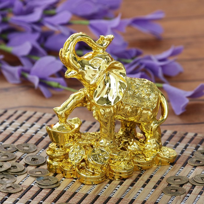 Нэцкэ полистоун золото "Слон на монетах" 10х8х5,5 см