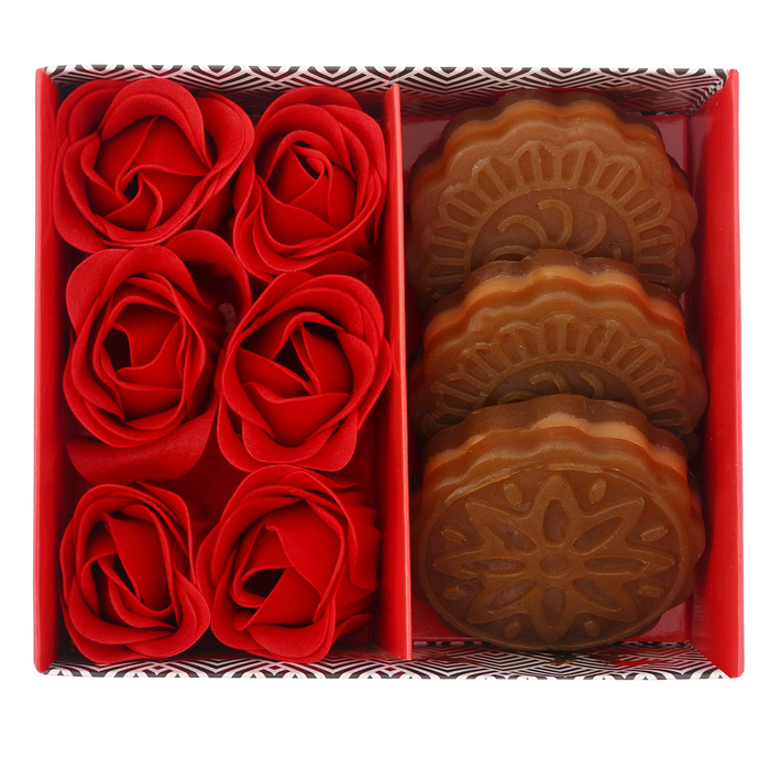 Подарочный набор "От всего сердца": мыльные лепестки и мыло в форме пирожного