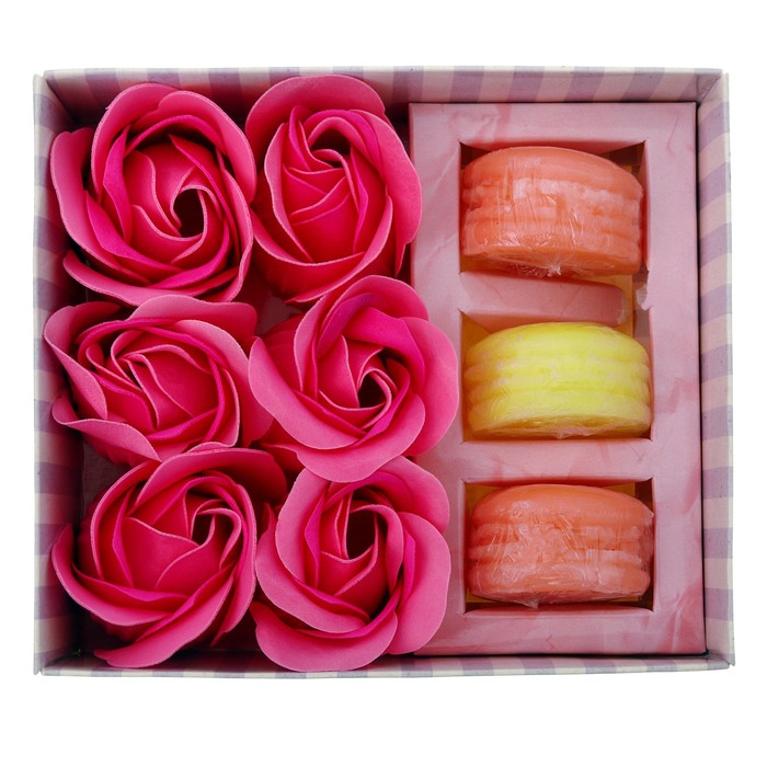 Подарочный набор "Только для тебя": мыльные лепестки и мыло в форме пирожного