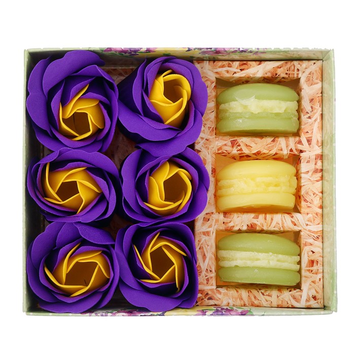 Подарочный набор "В этот весенний день": мыльные лепестки и мыло в форме пирожного