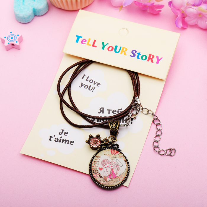 Кулон с рисунком овал "Юная пора" поцелуй, цветной в серебре