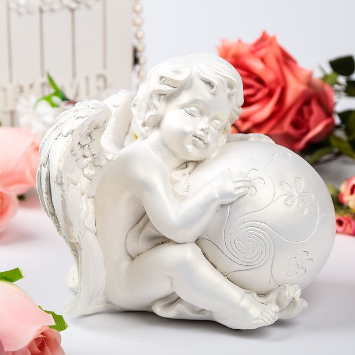 Статуэтка "Ангел с шаром" белая