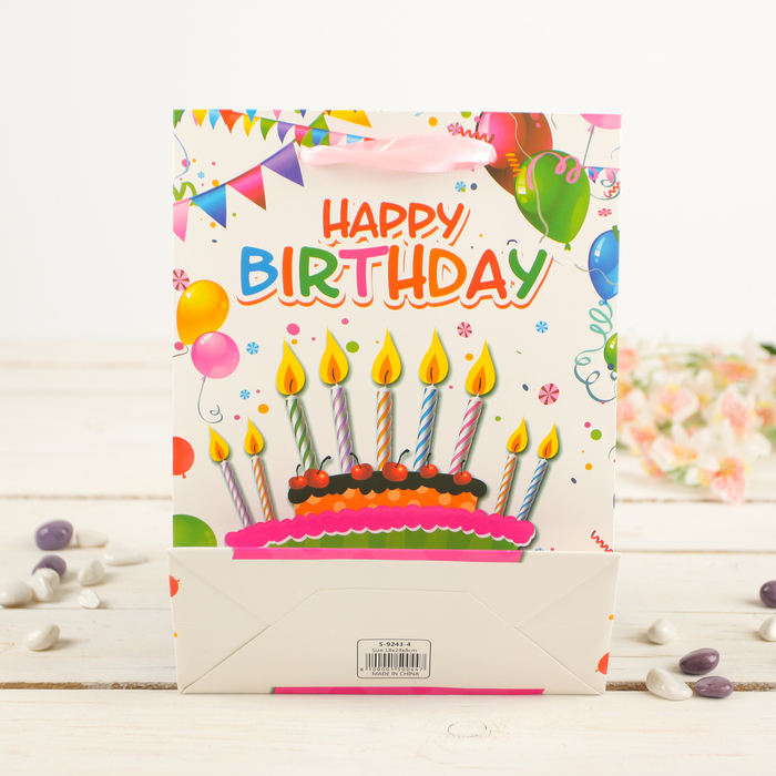 Пакет подарочный "В день рождения", 18 х 8 х 24 см