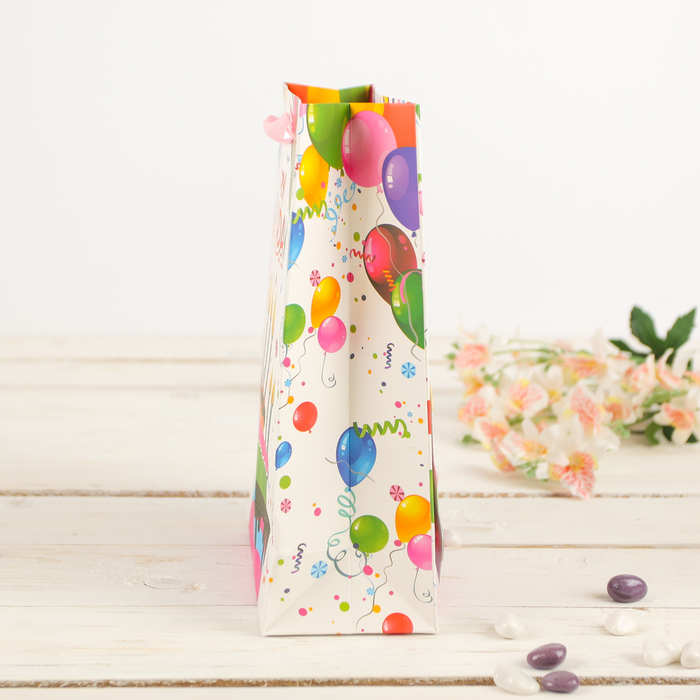 Пакет подарочный "В день рождения", 26 х 10 х 32 см