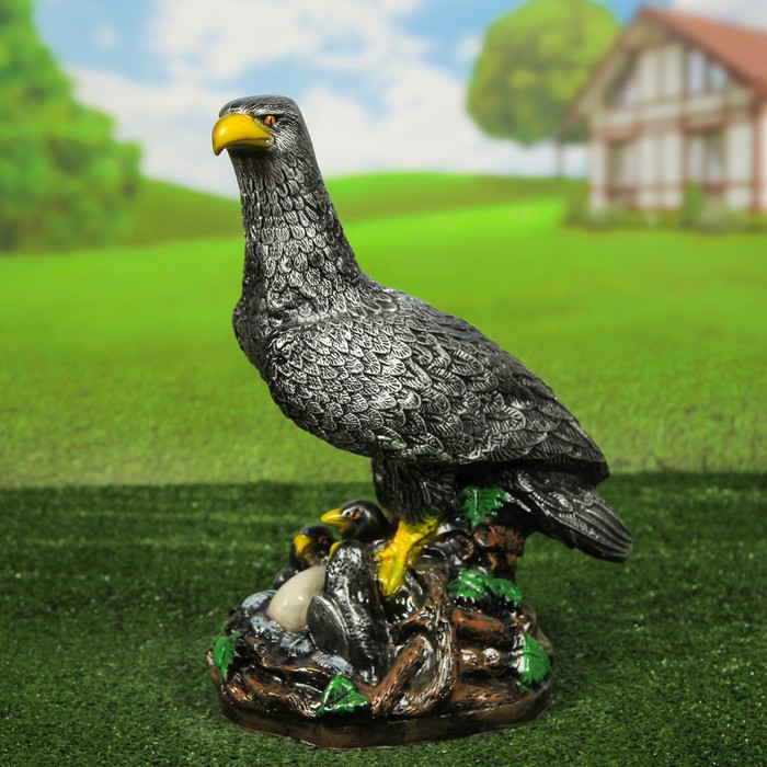 Садовая фигура "Ястреб с птенцами"