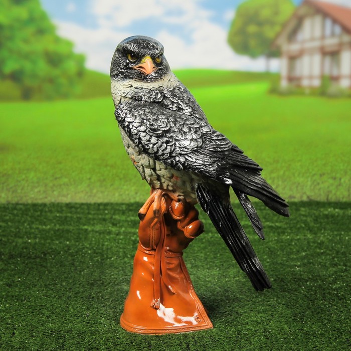 Садовая фигура "Сокол на перчатке"