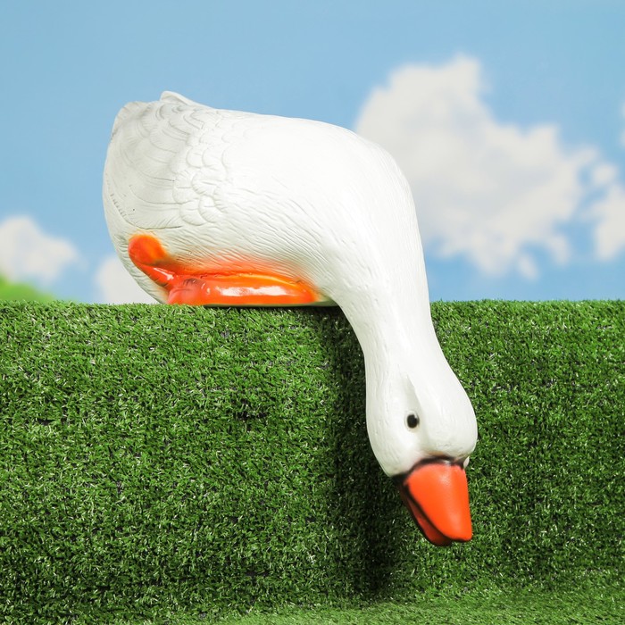 Садовая фигура "Гусь на водопое"