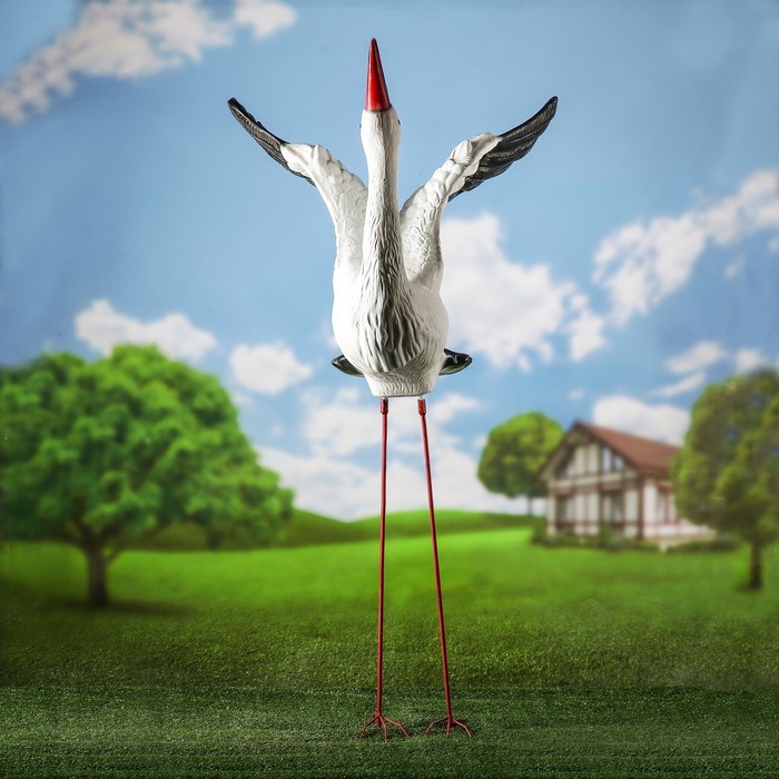 Садовая фигура "Аист крылатый", на металлических ножках, 110 см