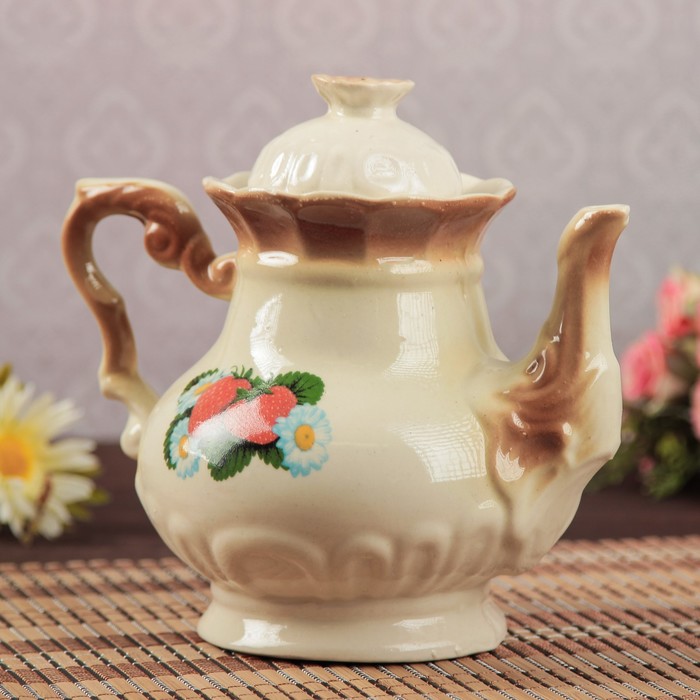 Чайник для заварки 0,6 л "Ромашка" коричневый, клубника деколь