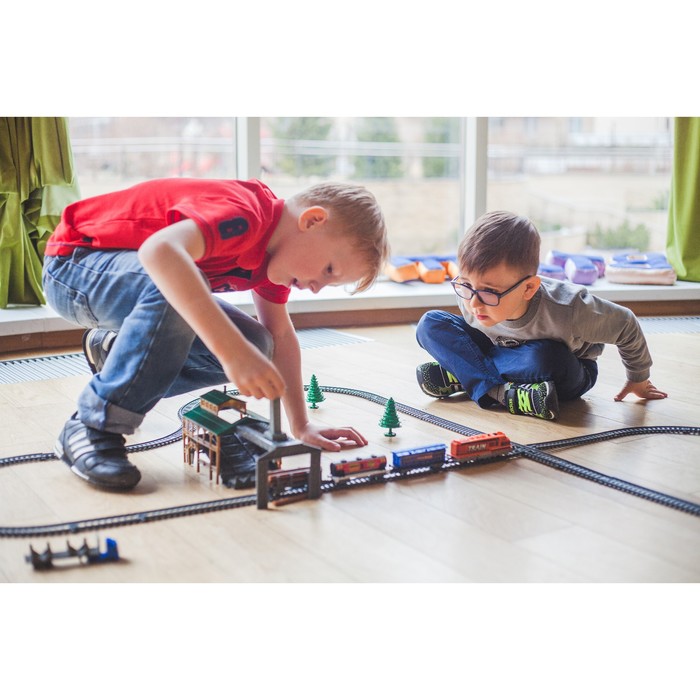 Железная дорога "Лесопилка" работает от батарек, длина пути 4,5 м.