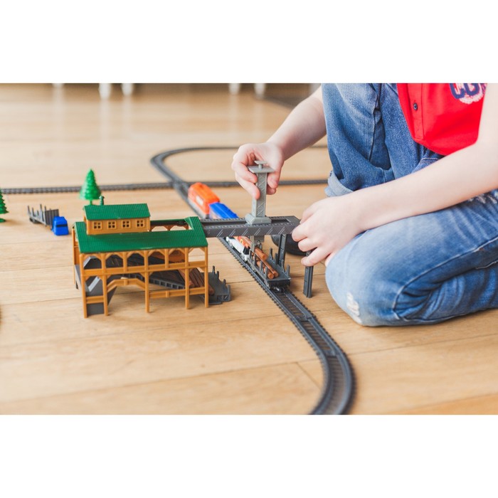 Железная дорога "Лесопилка" работает от батарек, длина пути 4,5 м.