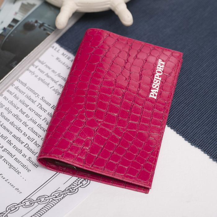 Обложка для паспорта, тиснение фольга, крокодил, цвет малиновый