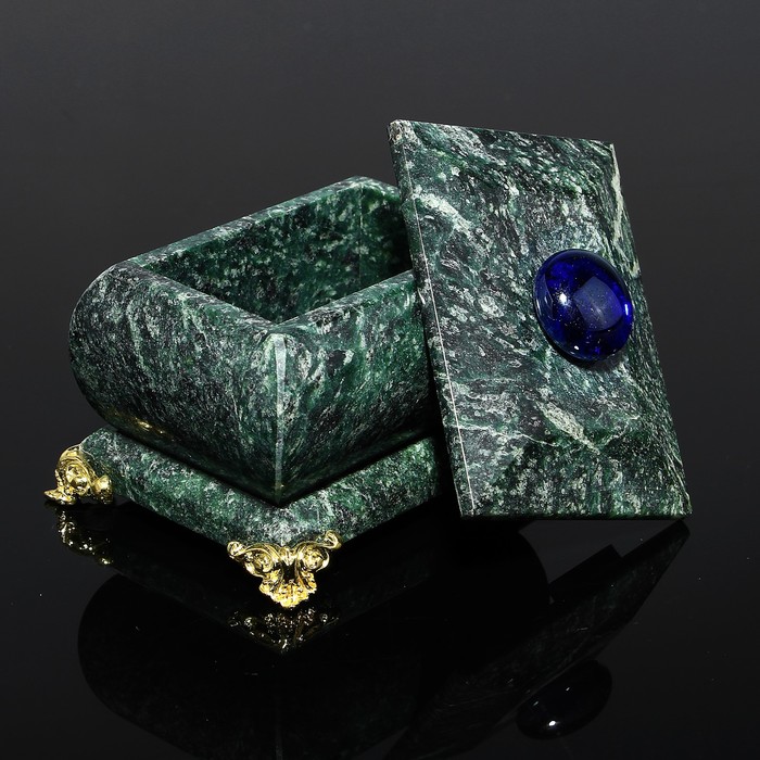 Шкатулка на ножках, полированная