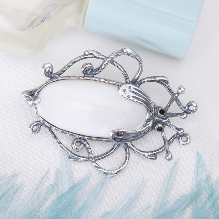 Брошь жук "Перламутр" в посеребрении