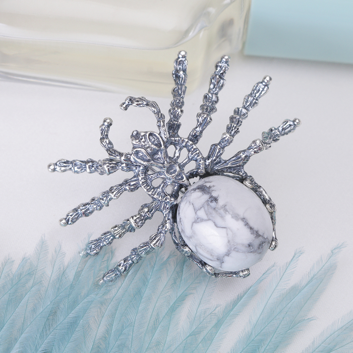 Брошь паук "Кахолонг" в посеребрении 10032-18