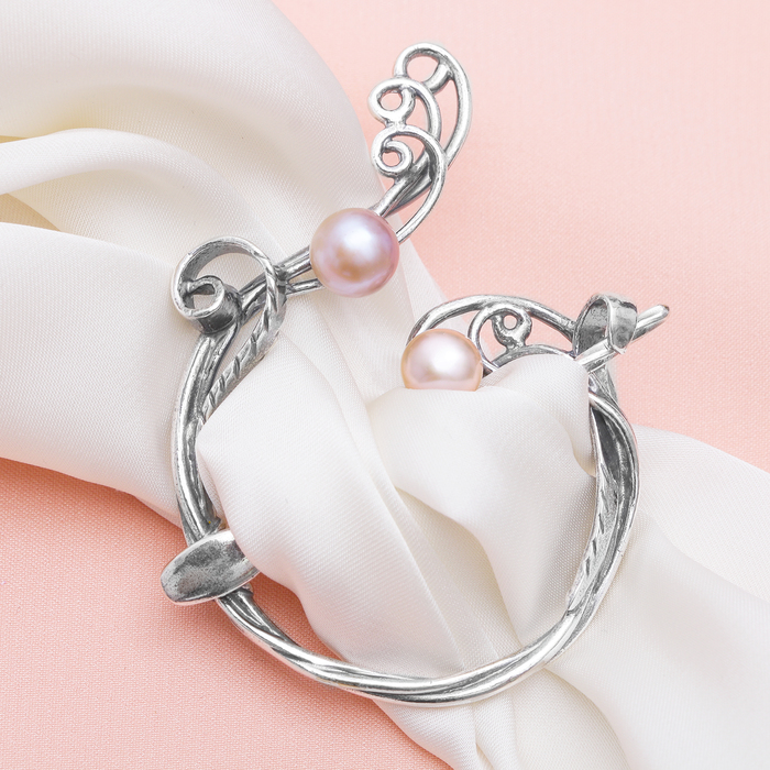 Зажим для платка "Жемчуг речной" виток, цвет розовый в посеребрении