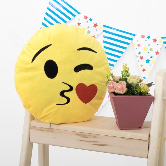 Подушка декоративная круглая "Смайл" Воздушный поцелуй d 32 см