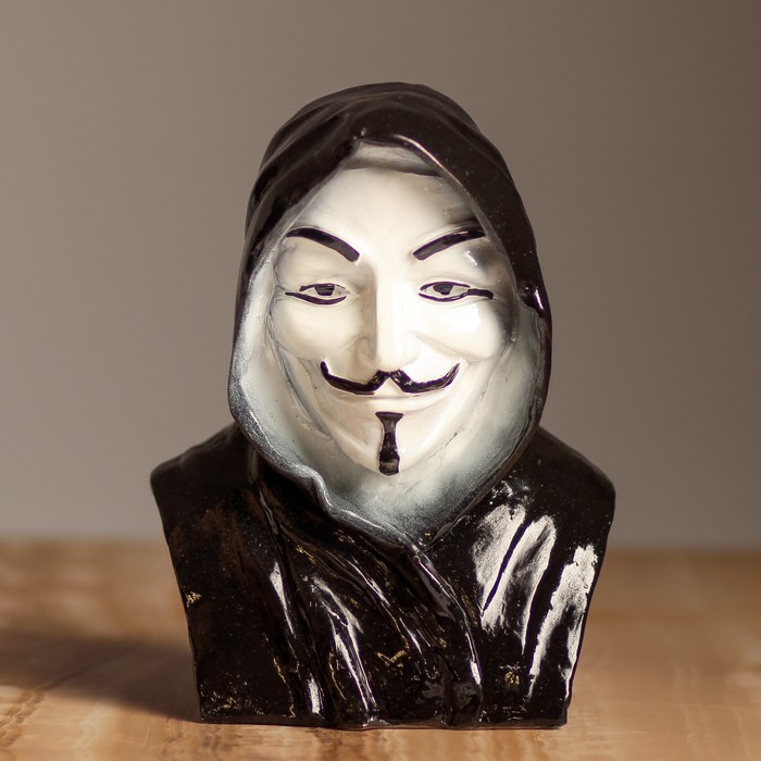 Бюст "Человек в капюшоне" цветной 20см