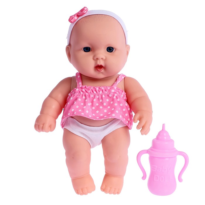 Пупс "Малыш" загорает на солнце, в костюмчике