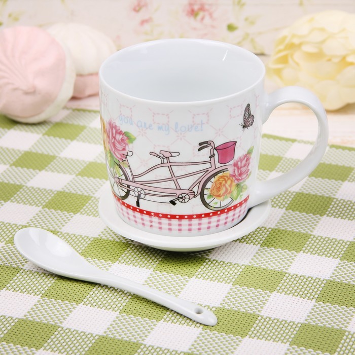 Кружка с подставкой и ложкой 300 мл "Римские каникулы", 2 керамические ложки, рисунки МИКС