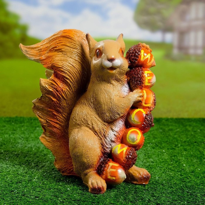 Садовая фигура "Белка с орехами Welcome"