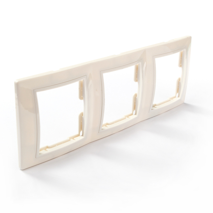 Рамка 3-х постовая вертикальная белая "Таймыр" TDM