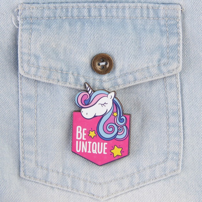 Деревянный значок "Be unique"