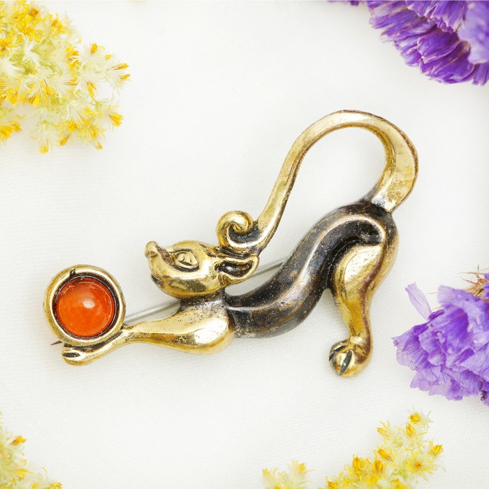 Брошь "Янтарь" котёнок с клубочком в бронзе