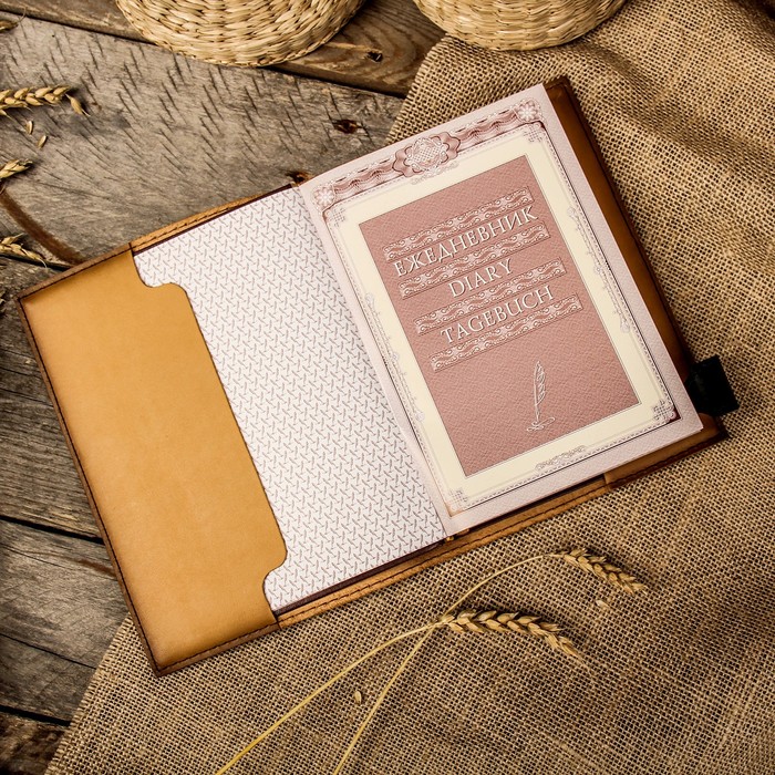 Ежедневник «Герб» с шедеврами зодчества (с заклёпками), 16,5х22 см, натур.кожа