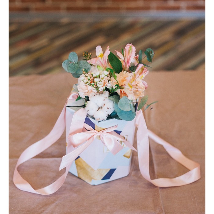 Коробка складная шестригранник Love, 17 х 14,8 х 19,5 см