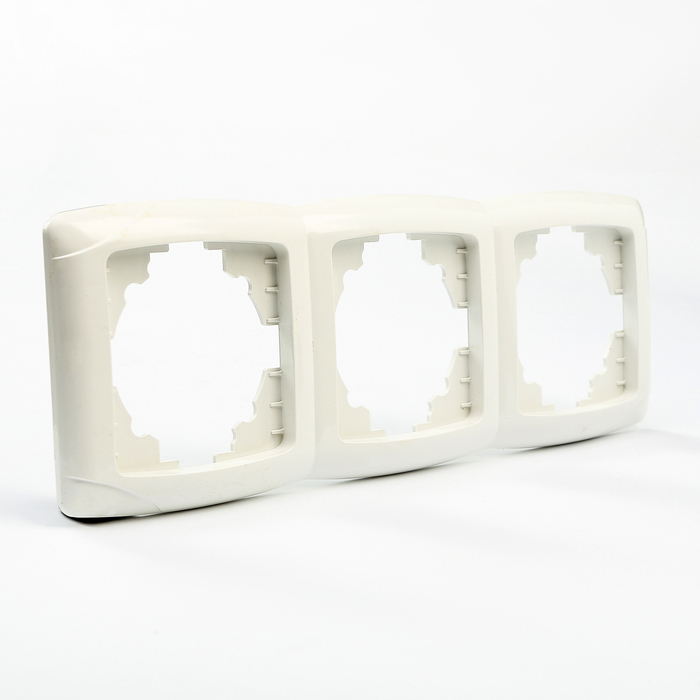 Рамка 3-х постовая вертикальная белая "Онега" TDM