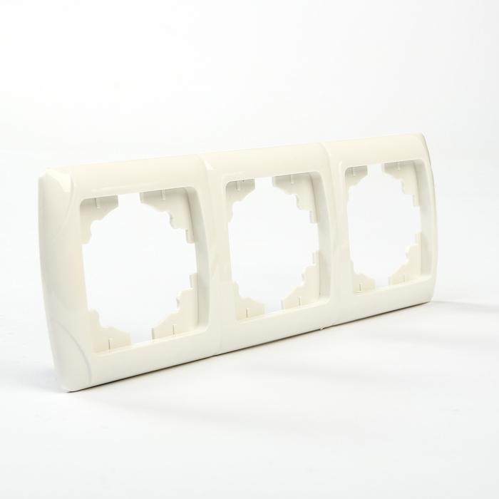 Рамка 3-х постовая горизонтальная белая "Онега" TDM