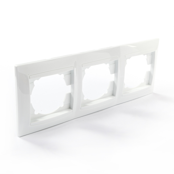 Рамка 3-х постовая горизонтальная белая "Лама" TDM