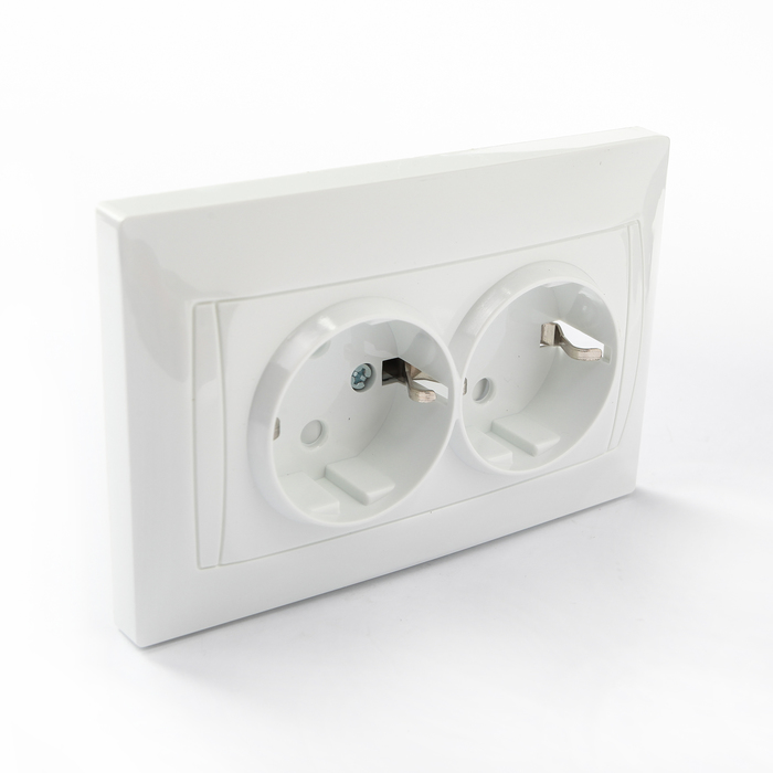 Розетка двойная 2П+З 16А 250В с защ. шт. белая "Лама" TDM