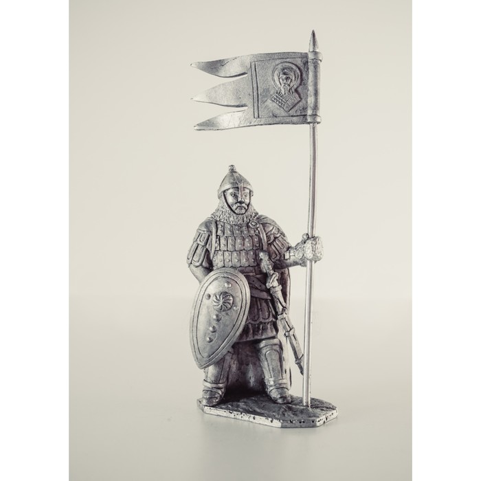 Оловянный солдатик "Княжеский дружинник с флагом"