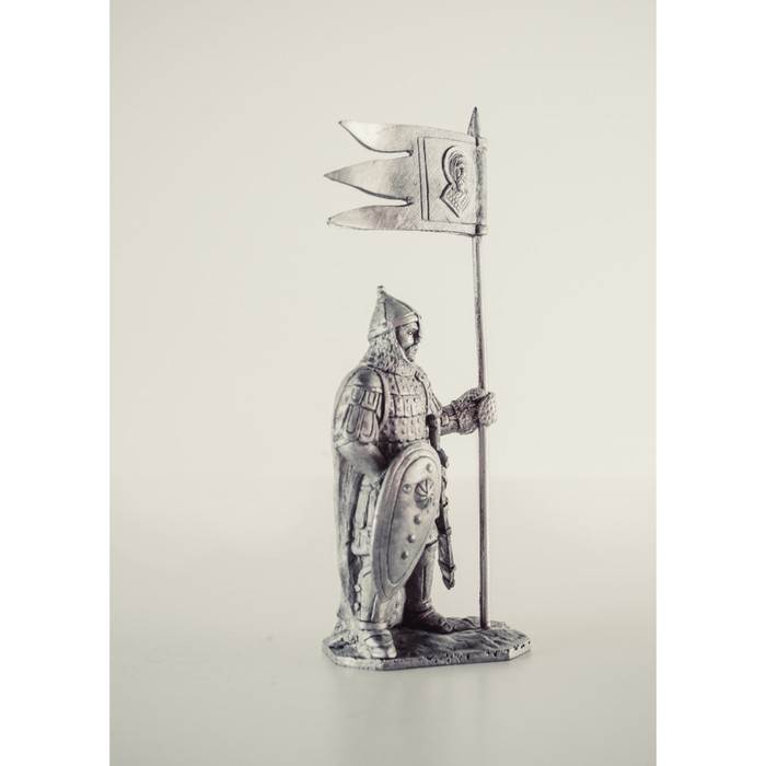 Оловянный солдатик "Княжеский дружинник с флагом"