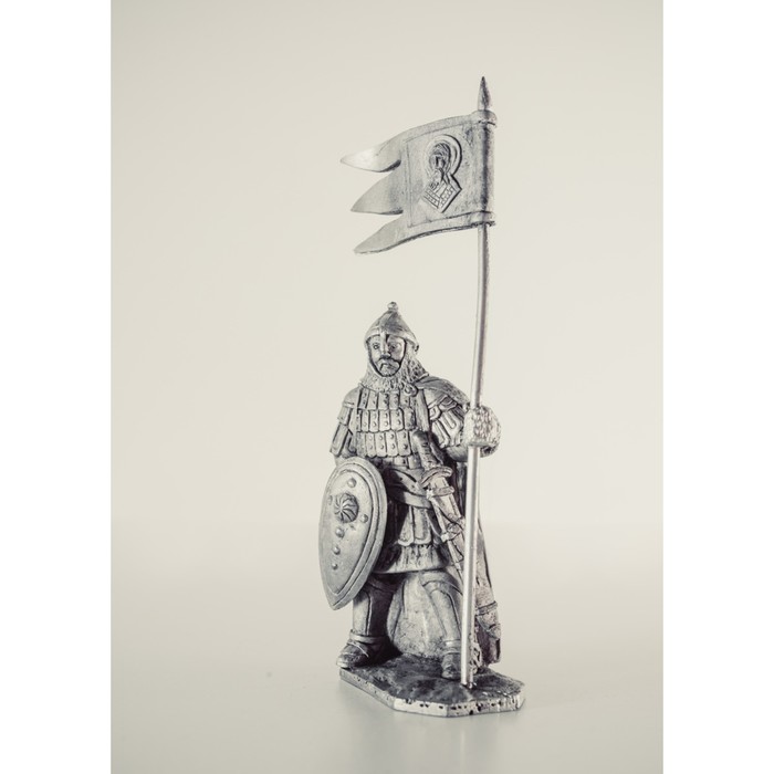 Оловянный солдатик "Княжеский дружинник с флагом"