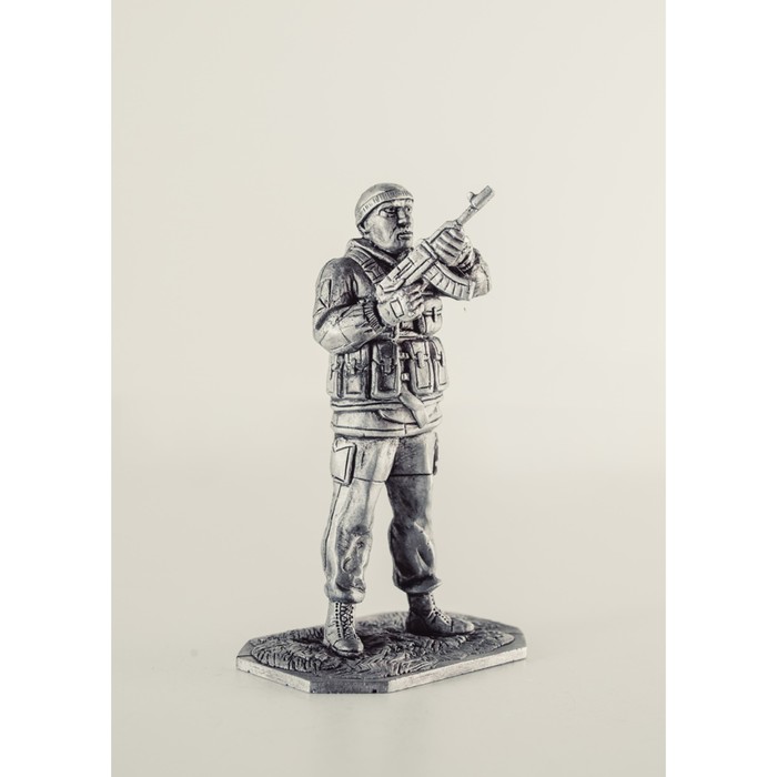 Оловянный солдатик "Вежливый с автоматом"