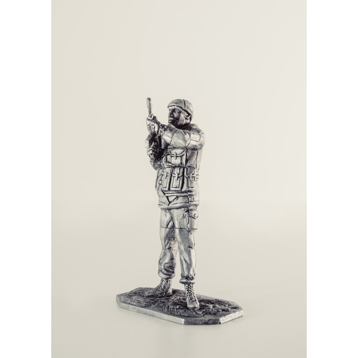 Оловянный солдатик "Вежливый с автоматом"