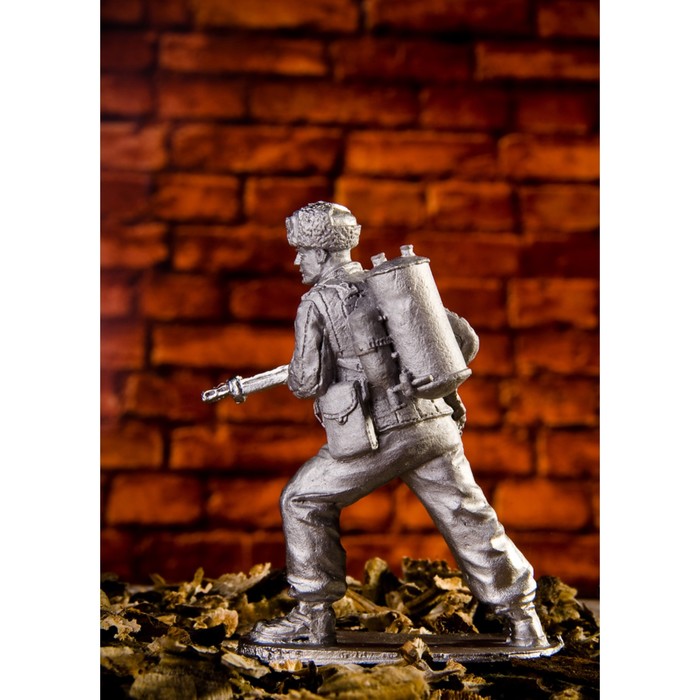 Оловянный солдатик "Боец с огнеметом"