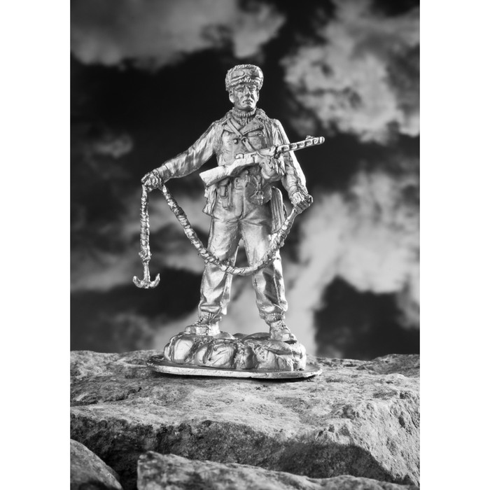 Оловянный солдатик "Горный стрелок РККА с веревкой"