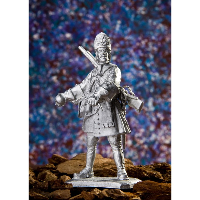 Оловянный солдатик "Рядовой с гранатой"