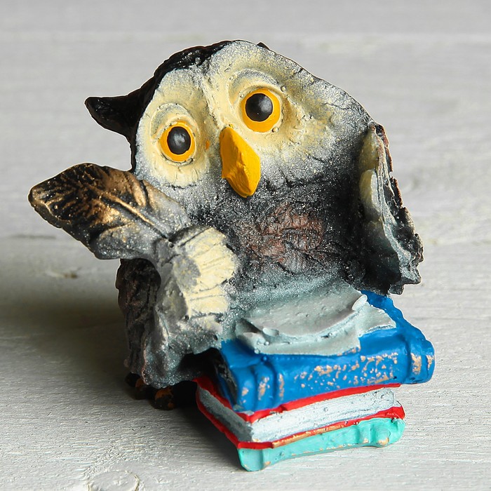 Сувенир "Cовенок с пером на книгах" классика 6х6,5см