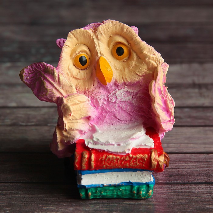 Сувенир "Cовенок с пером на книгах" розовый 6х5,5см