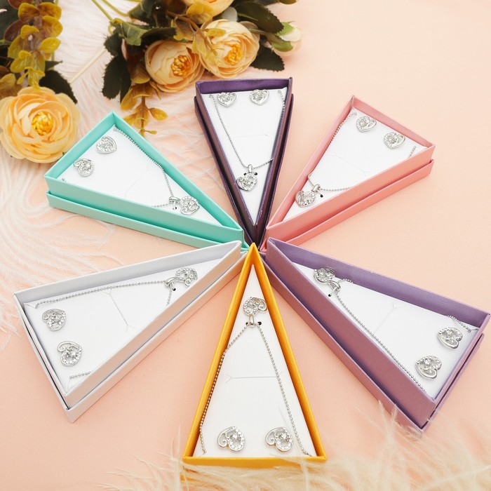 Гарнитур 2 предмета: серьги, кулон "Тортик" сердечки в коробочке, цвет белый в серебре, 45см