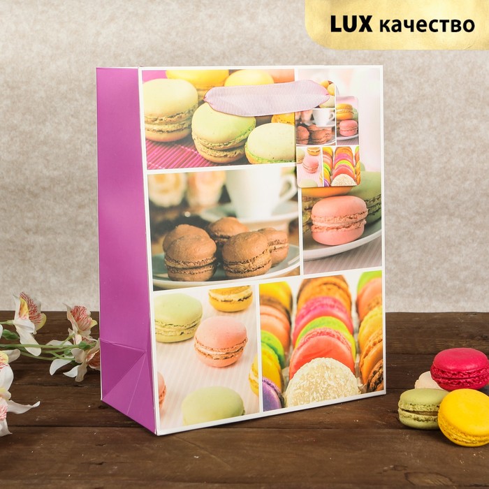 Пакет подарочный "Макаруны", люкс, 18 х 9 х 23 см