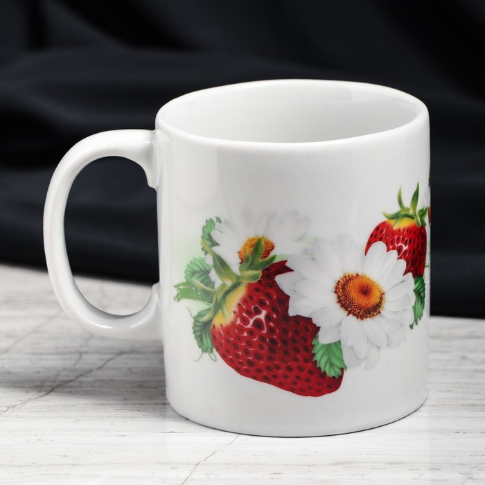 Кружка 350 мл "Офисная", клубничная поляна, деколь