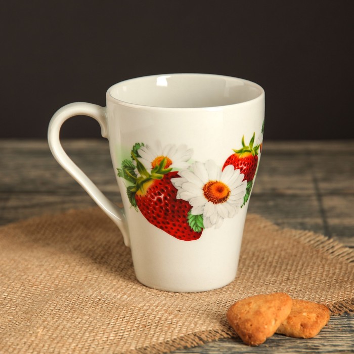 Кружка 350 мл "Бархан", клубничная поляна, деколь