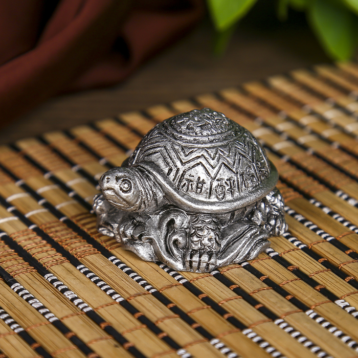 Нэцкэ полистоун серебро "Черепаха с узорами на панцыре" 2,5х5х4 см